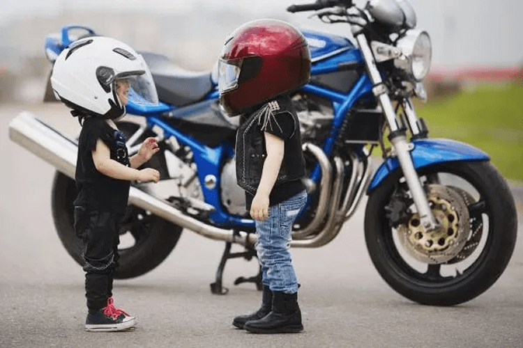 Qual é a idade mínima para uma criança andar de moto?